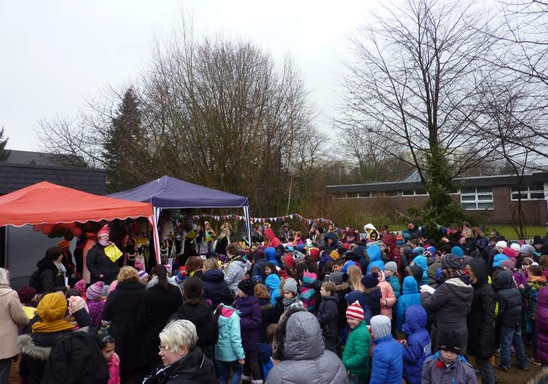 Kinder vor der improvisierten Bühne