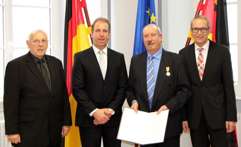 In Mainz erhielt der Troisdorfer Jakob Hitz (2.v.r.) die Rettungsmedaille.