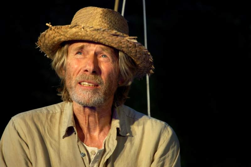 Der „alte Mann“ schaut in die Ferne.