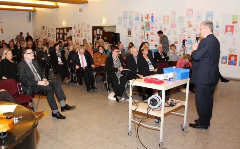 Bürgermeister Klaus-Werner Jablonski wünschte dem Spicher Schulleiter Peter Simon alles Gute.