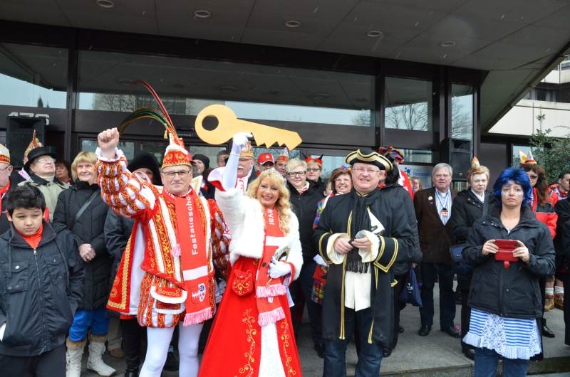 Sieg für die Troisdorfer Narren. Das Troisdorfer Prinzenpaar Jörg II. und Conny I. mit dem Schlüssel fürs Rathaus. Foto: Carsten Seim, www.carsten-seim.de