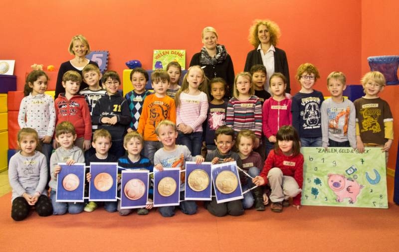 Mehr Wissen über Zahlen und PC: Die Kinder mit stv. Kita-Leiterin Martina Schramm, Katharina Mauersberger von der VR Bank Rhein-Sieg und Medienpädagogin Inken Weiß (v.l. hinten).