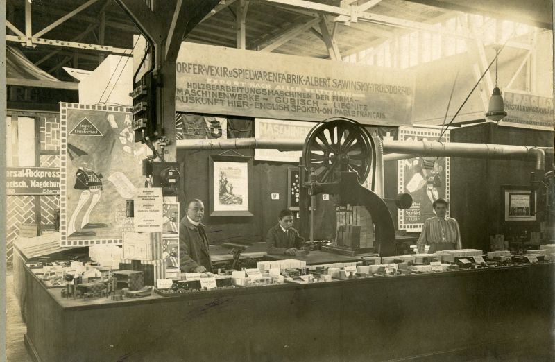 Verkaufte weltweit Spielwaren: Sawinsky an seinem Messestand 1922. Foto: Repro Stadt Troisdorf.