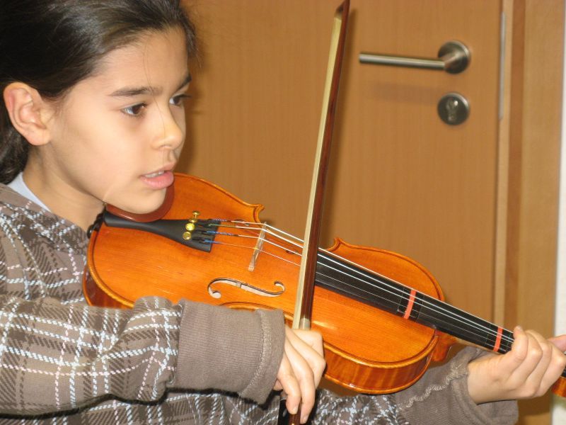 Geige ist eines der Instrumente im Musikkarussell der Musikschule an der Römerstraße.