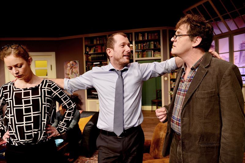 Schauspieler v.l. Julia Hansen, Martin Lindow und Benjamin Kernen beim Streit um Vornamen.