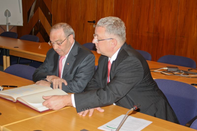 Matthias Esch (links) und Bürgermeister Klaus-Werner Jablonski blättern im Goldenen Buch der Stadt.