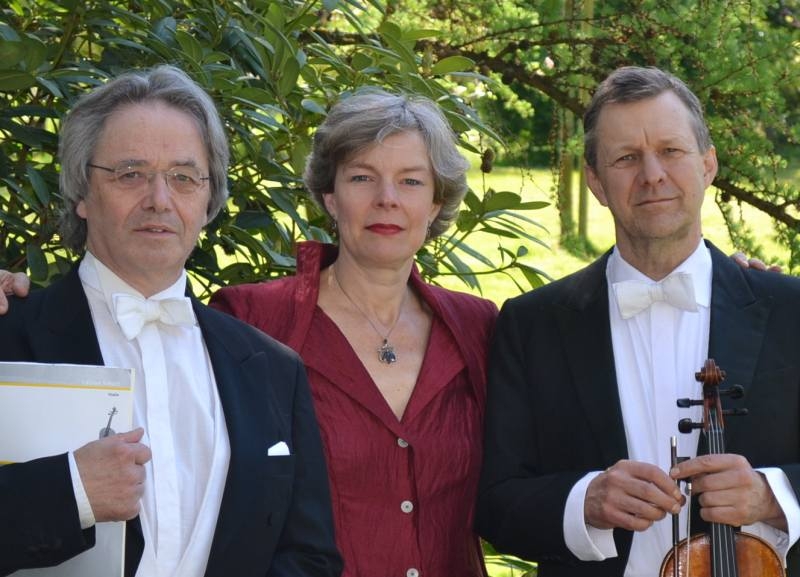 Das Trio mit Irmelin Sloman - Gesang, David Johnson - Geige und  Thomas Palm - Klavier