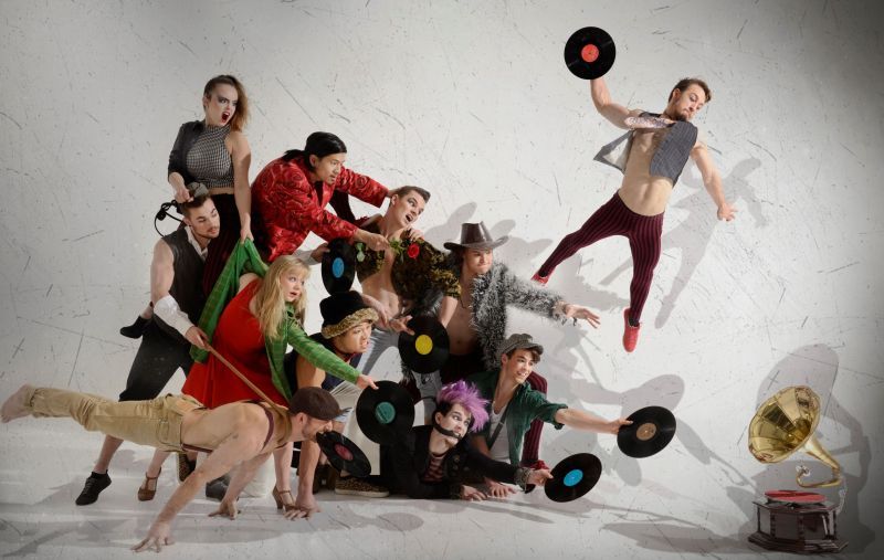 Das Ensemble der Berliner Artistenschule ist mit „Grammophobia“ auf der Bühne. Foto: Jule F. Frommelt.