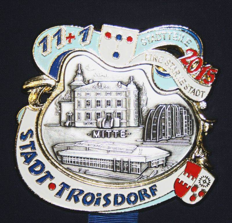 Der diesjährige Karnevalsorden der Stadt zeigt Troisdorf-Mitte.