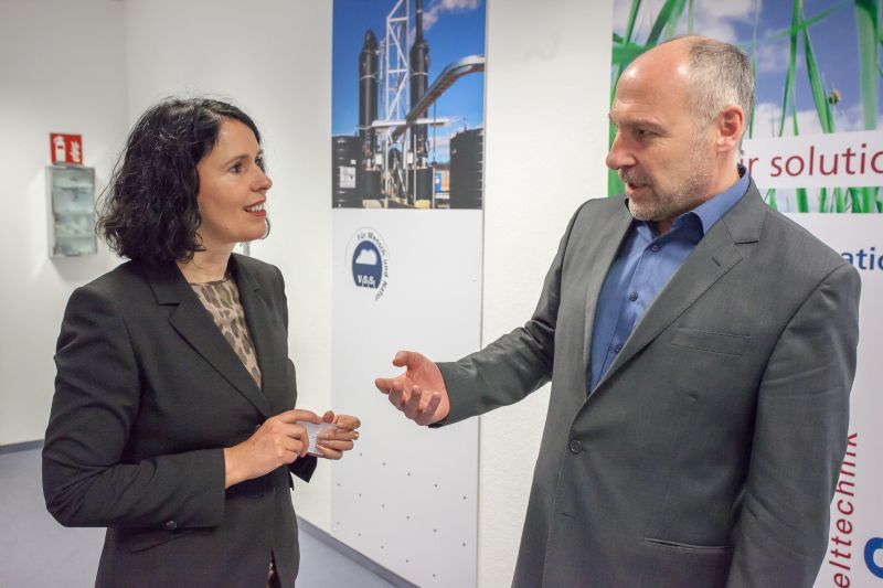 Elisabeth Winkelmeier-Becker, MdB, im Gespräch mit VSS-Geschäftsführer Michael Vosen.