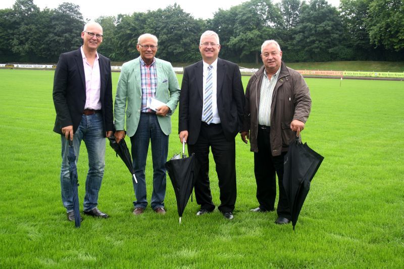 Bürgermeister Jablonski (2.v.r.) freute sich über den schnellen Wuchs des Stadionrasens.