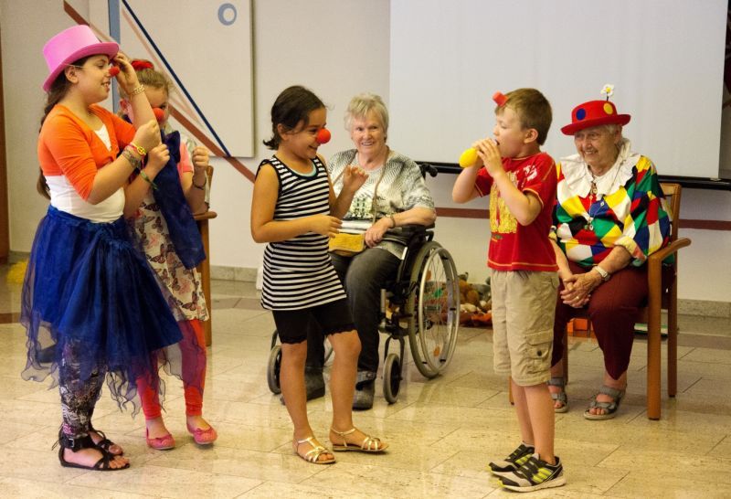Senioren und Kinder traten gemeinsam als Clowns im Hermann-Josef-Lascheid-Haus auf.
