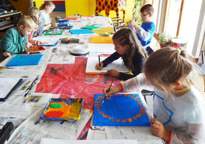 Mit Eifer bei der Sonnenmalerei im Stadtteilhaus Friedrich-Wilhelms-Hütte.