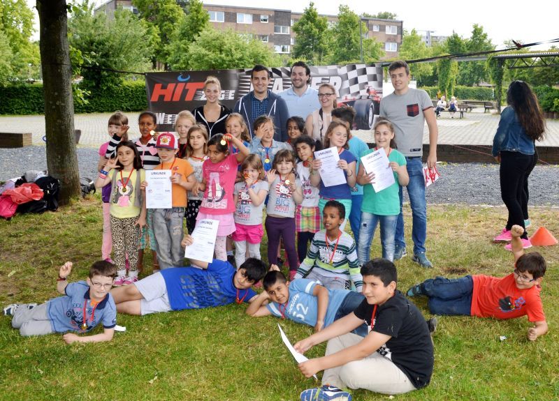 Glücklich, erschöpft und stolz mit Urkunden: Die Kinder und die Auszubildenden der Dohle Handelsgruppe.