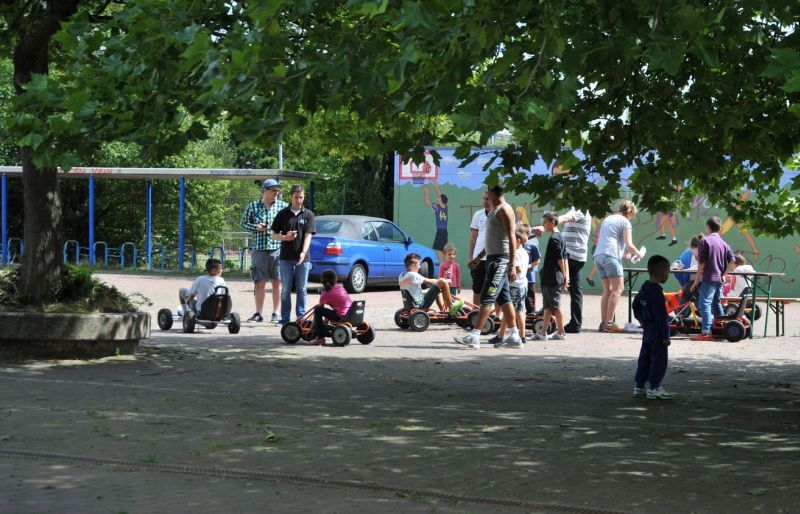 Die Jugend des DRK organisierte einen Ketcar-Parcours für Flüchtlingskinder. Foto: Rudolf Mrosek.