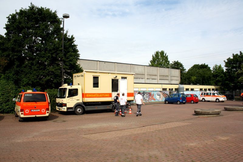 In der Sieglarer Dreifachturnhalle haben seit Freitag 100 Flüchtlinge eine vorübergehende Unterkunft.