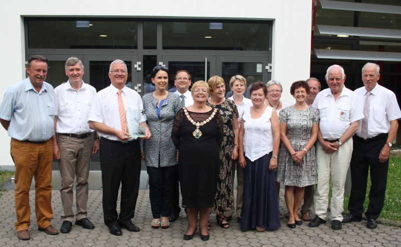 In der Aula des Gymnasiums Zum Altenforst wurden die Jubiläen dreier Städtepartnerschaften gefeiert.