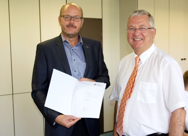 Bürgermeister Klaus-Werner Jablonski überreichte Horst Wende die Ernennungsurkunde.