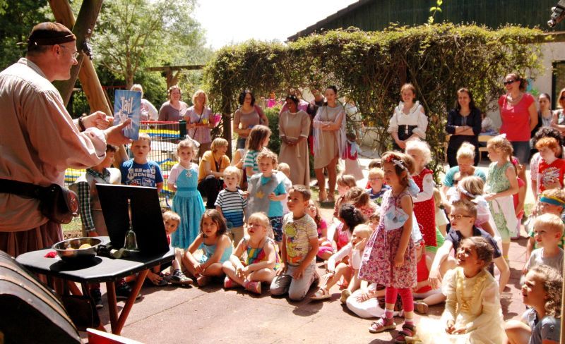 Begeistert waren Kinder und Eltern beim Sommerfest rund die Themen Wind und Mittelalter.