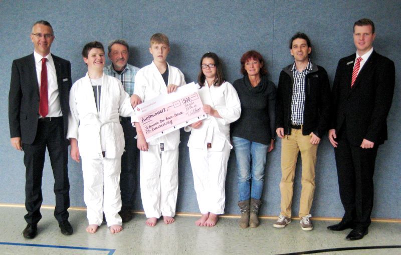 Schüler, Lehrer und Förderverein freuten sich über einen Scheck der Kreissparkasse.