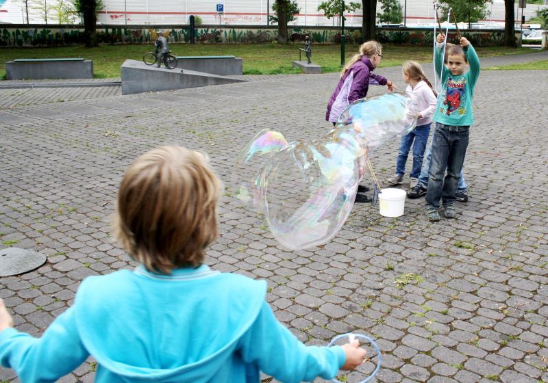 Der Bleimopsplatz wurde kurzerhand zum Seifenblasenplatz.