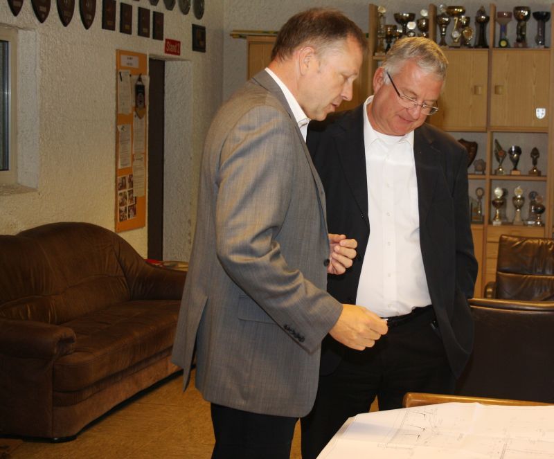 WSSG-Vorsitzender Peter Billen (links) erläuterte Bürgermeister Klaus-Werner Jablonski die Baupläne.