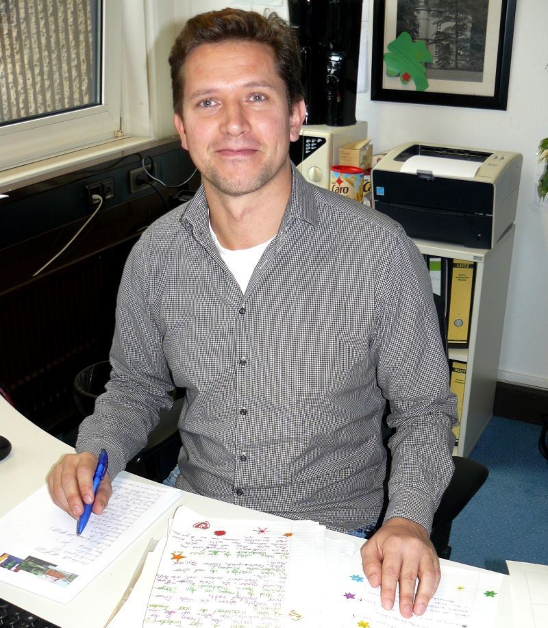 Online-Redakteur Marc Eickelmann beantwortet die Fragen der Kinder.