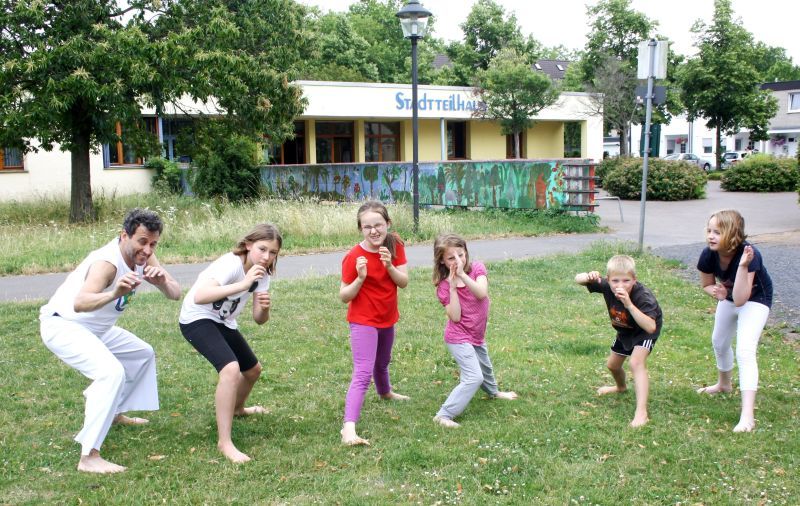 Tanzlehrer Paulo Franco zeigte Troisdorfer Kindern die Schritte und Bewegungen der Capoeira.