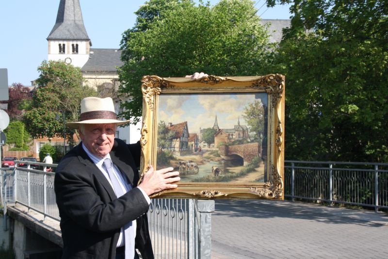 Geschichte und Geschichten aus Sieglar: Kurt P Schneider am Mühlengraben mit einem Bild von Jean Esch.