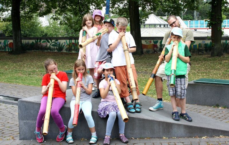 Viel Spaß und tiefe Töne: Kinder spielten selbst gebastelte Didjeridoos am Bleimopsplatz.