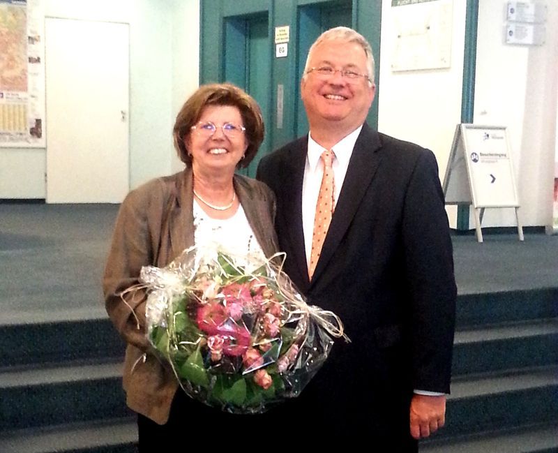 In den Ruhestand verabschiedet: Bürgermeister Klaus-Werner Jablonski dankte der Stadtkämmerin Dietlinde Schmickler für ihre langjährige Arbeit.