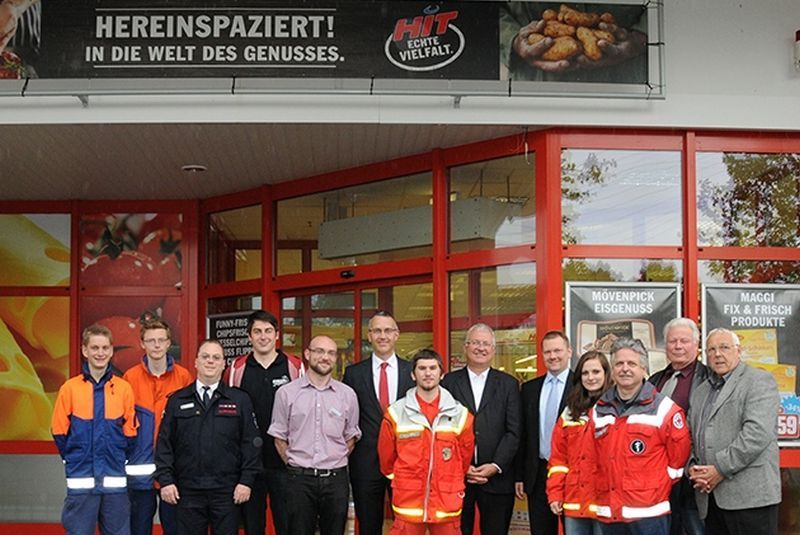 Bürgermeister Klaus-Werner Jablonski (6.v.r.) und Ortsvorsteher Alfons Bogolowski (rechts) dankten allen Helfern und Spendern für die großartige Unterstützung.