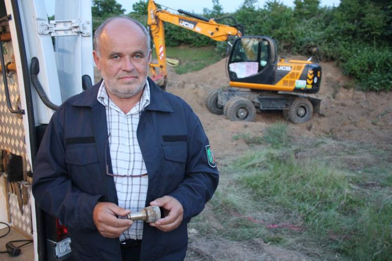 Fritz Pütz mit dem Zünder in den Händen