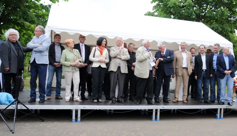 Gruppenbild mit Damen, Mitte vorne v.l. Gisela Günther, Elisabeth Winkelmeier-Becker, MdB, Bürgermeister Klaus-Werner Jablonski, Alfons Bogolowski, Friedo Geisler und Achim Tüttenberg, MdL.
