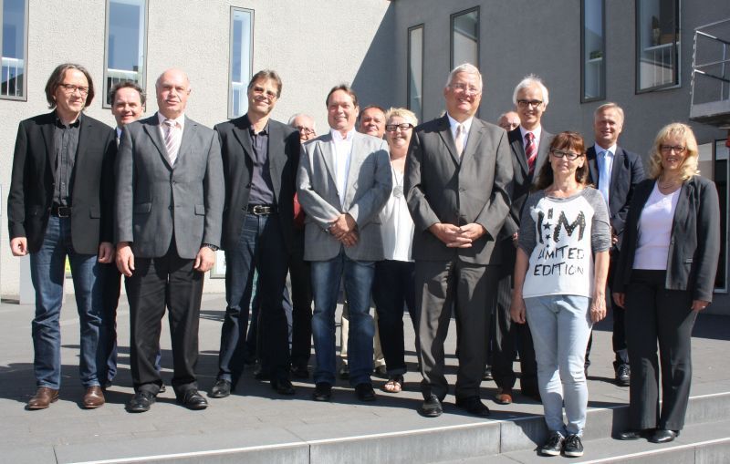 Tagung auf Burg Wissem: rechts Troisdorfs Sozialamtsleiterin Ulrike Hanke und 5.v.r. Bürgermeister Klaus-Werner Jablonski begrüßten die Experten aus den Großen kreisangehörigen Städten NRW.