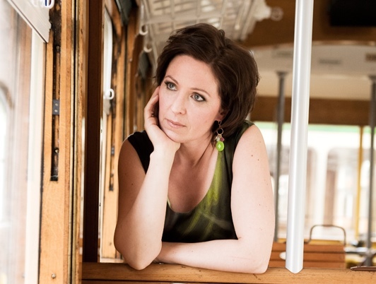 Jazz-Professorin Anette von Eichel singt im Kunsthaus Troisdorf.