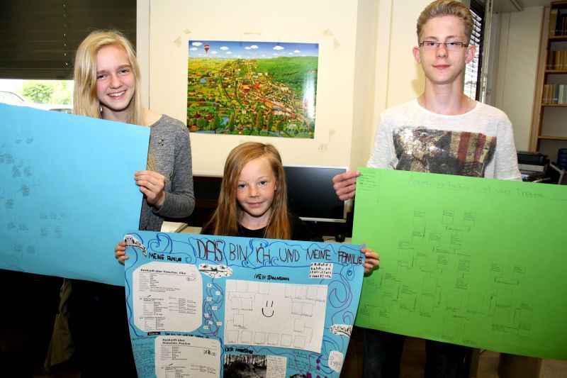 Geschafft: v.l. Maret, Pauline und Björn mit Ergebnissen der Projektwoche.