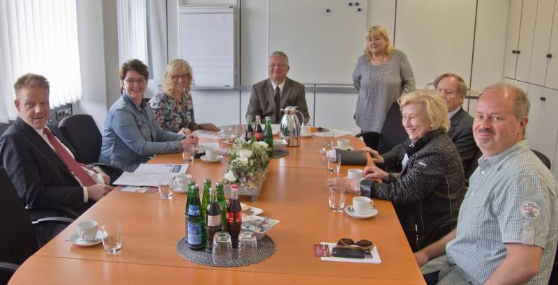 v.l. Beigeordneter Stephan Kuhnert, Michaela Brähler, Ulrike Hanke, Bürgermeister Klaus-Werner Jablonski, Pressesprecherin Bettina Plugge, Helmut Brunotte, Claudia Hebbel und Mario Damm