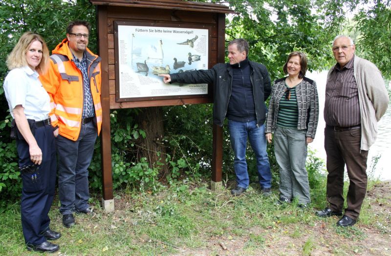 Ortsvorsteher Bogolowski (rechts) wird durch städtische Stellen beim Schutz des Rotter Sees unterstützt.