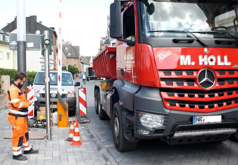 Letzte Arbeiten an der Schranke, die wegen des LKW-Verkehrs vorerst noch geöffnet bleibt.
