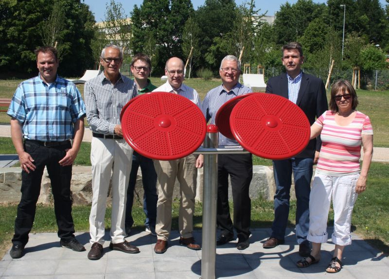 Neues Freizeitgelände mit Sportgeräten: 3.v.r. Bürgermeister Klaus-Werner Jablonski mit den Verantwortlichen für den Bau der Freizeitanlage im Grünen.