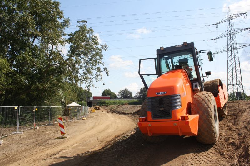 Bagger unterwegs: Die Bauarbeiten am Siegdeich werden am 20. April fortgesetzt.