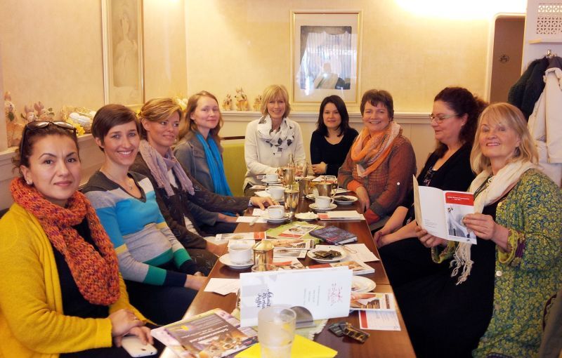 Gaben Tipps für die Berufsrückkehr: in der Mitte Petra Römer-Westarp, 3.v.l. Christine Seipel, rechts Ursula Schubert-Sarellas im Café.