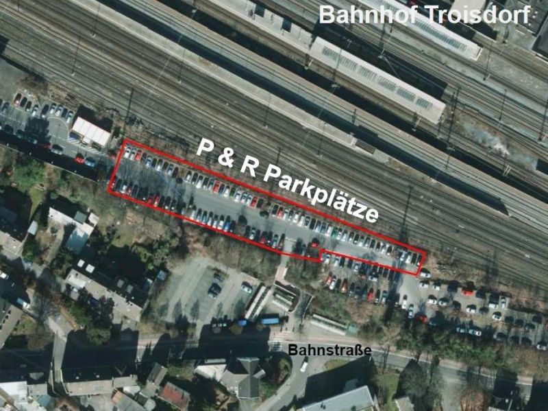 Die gekennzeichneten P & R Parkplätze auf dem Bahngelände sind nicht gebührenpflichtig .