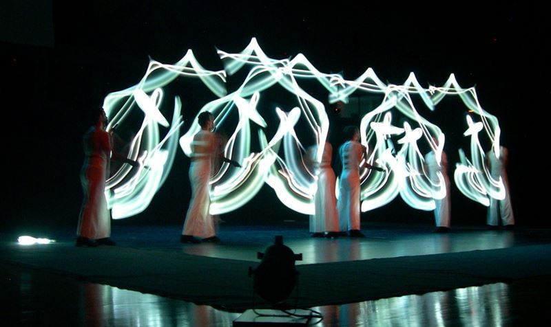 Das Ensemble Gandini Juggling verblüfft mit getanzter Jonglage.