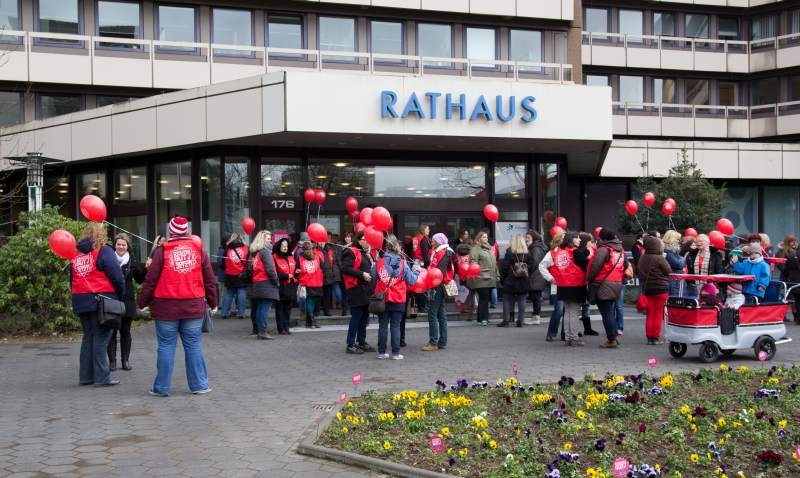 Erzieherinnen und Erzieher trafen sich heute vor dem Rathaus zu einem Demonstrationszug in die City.