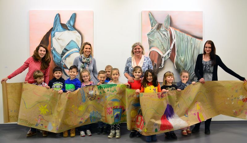 Kleine Künstler zu Gast im Kunsthaus: links Miriam Wingender, 2.v.l. Kita-Leiterin Eike Schulz mit Kindern und zwei Erzieherinnen.