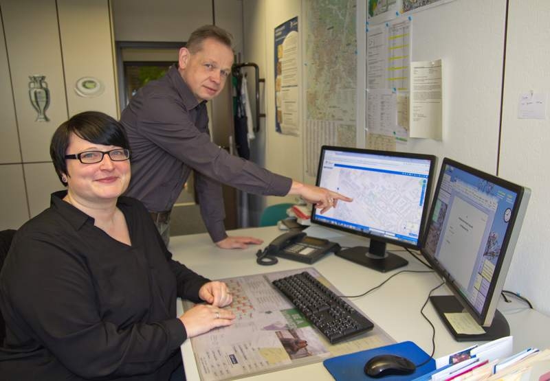 Andreas Cordier und Genoveva Pottgiesser präsentieren den neuen Stadtplandienst