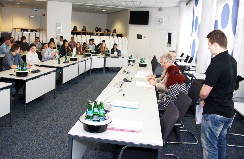 Im Beisein von Bürgermeister Jablonski unterzeichneten Jugendliche Verträge.