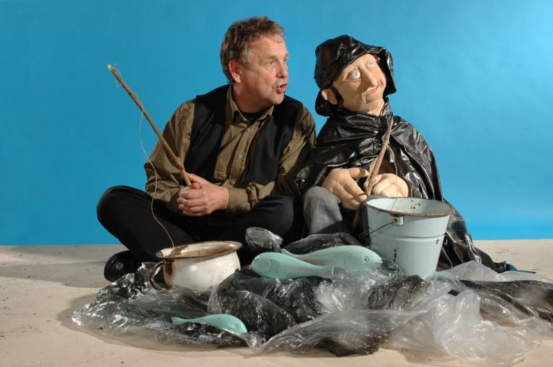 Der Fischer und seine Frau diskutieren mit einem Butt.